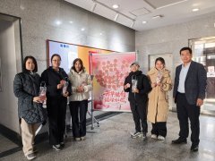 为女教职工们预备了满载祝愿的暖心及精